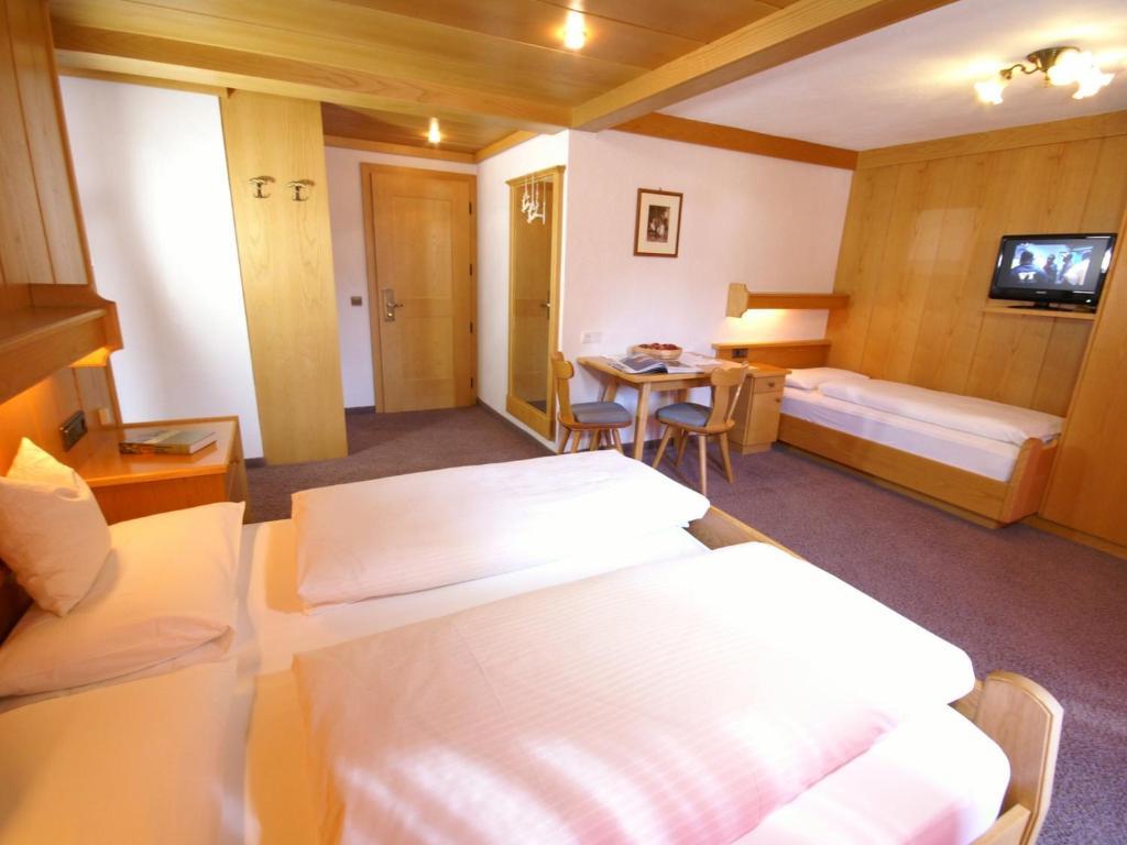 Garni Tofana Hotel Corvara In Badia Room photo